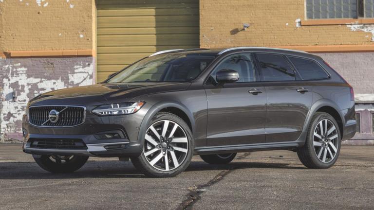 2023 Volvo V90 Cross Country front left